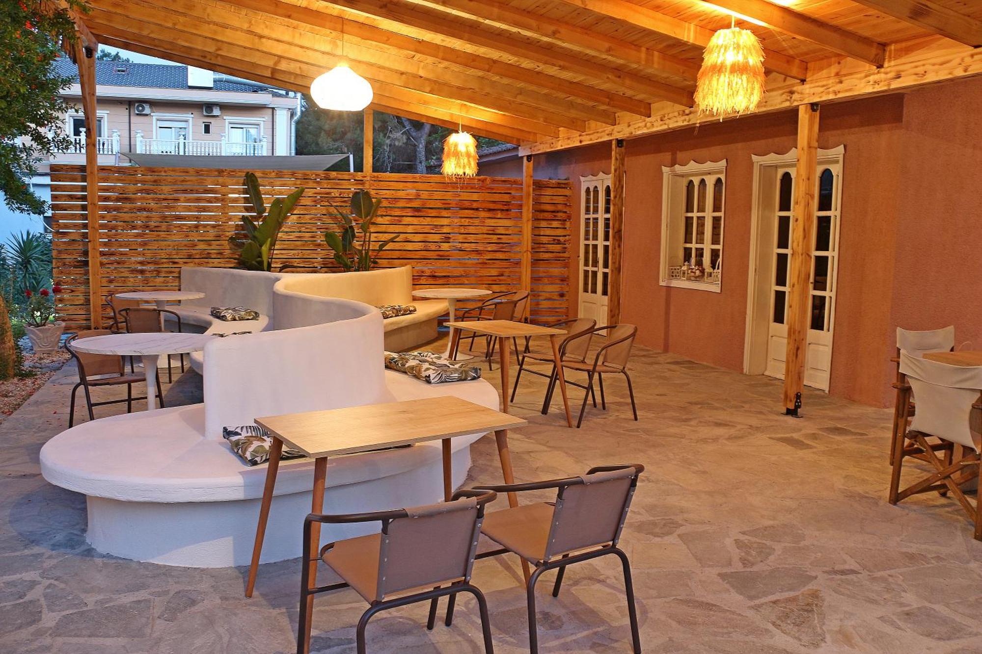Kristal Hotel Prínos Buitenkant foto